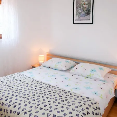 Ester - Lbn136 By Interhome *